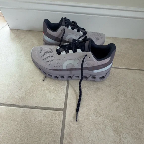 On Running Light Purple Sneakers with Navy Details - Picture 1 of 6